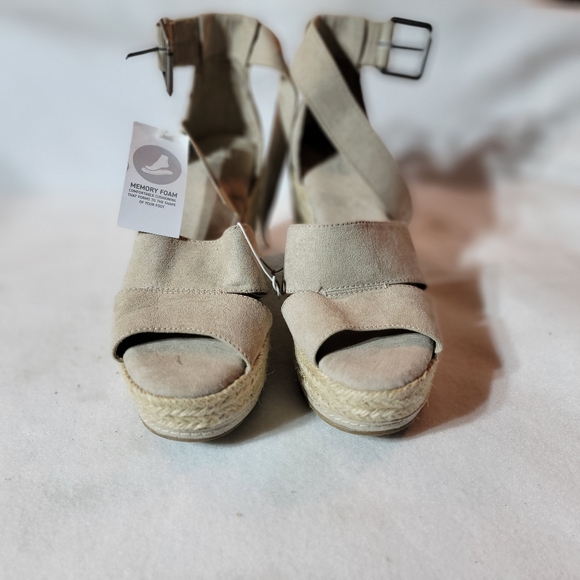 Women's Heels, Sandals, New size 9, By Universal Thread, Target. - Picture 2 of 8